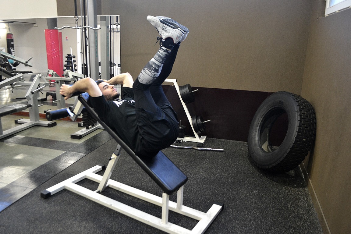 Crunch inversé incliné - Lever les jambes