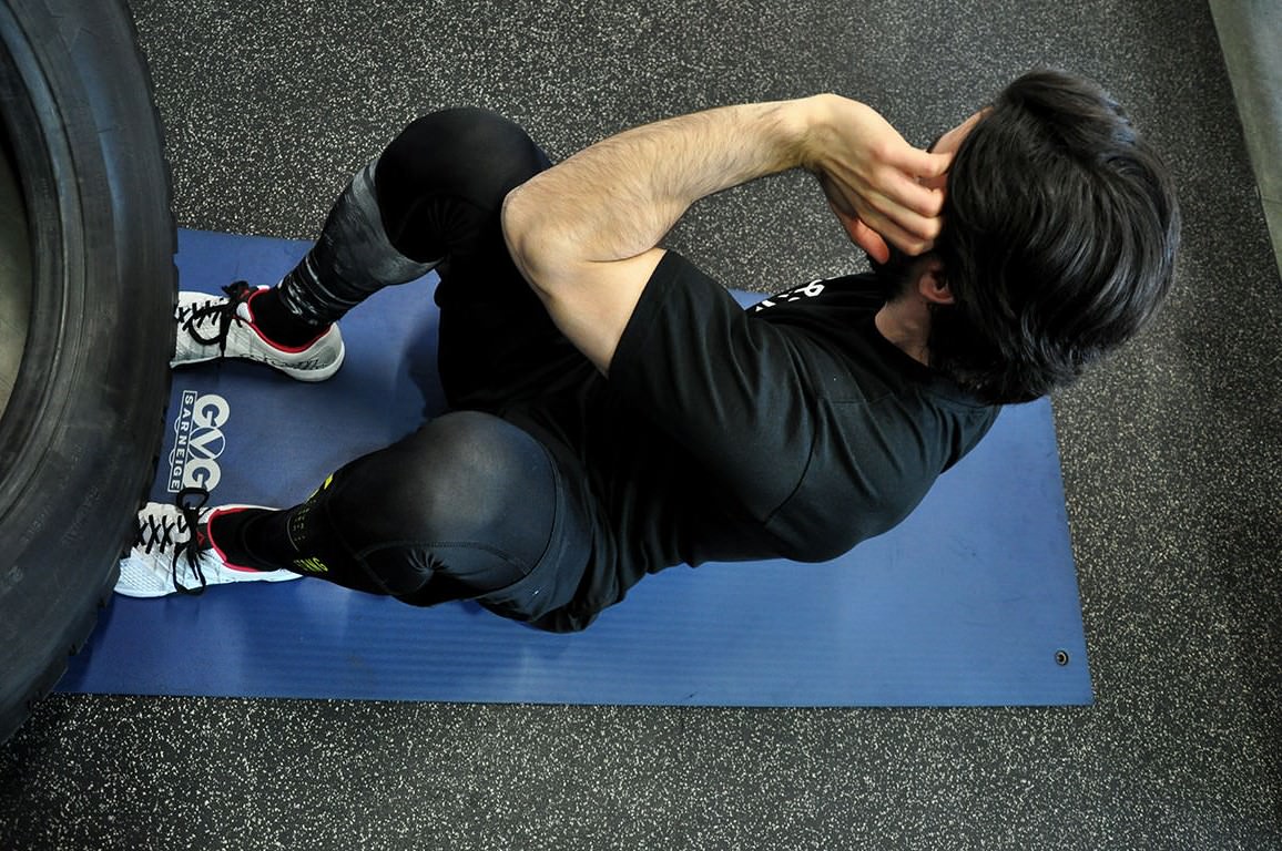 Sit-up avec rotation - Relevé de buste pour les obliques