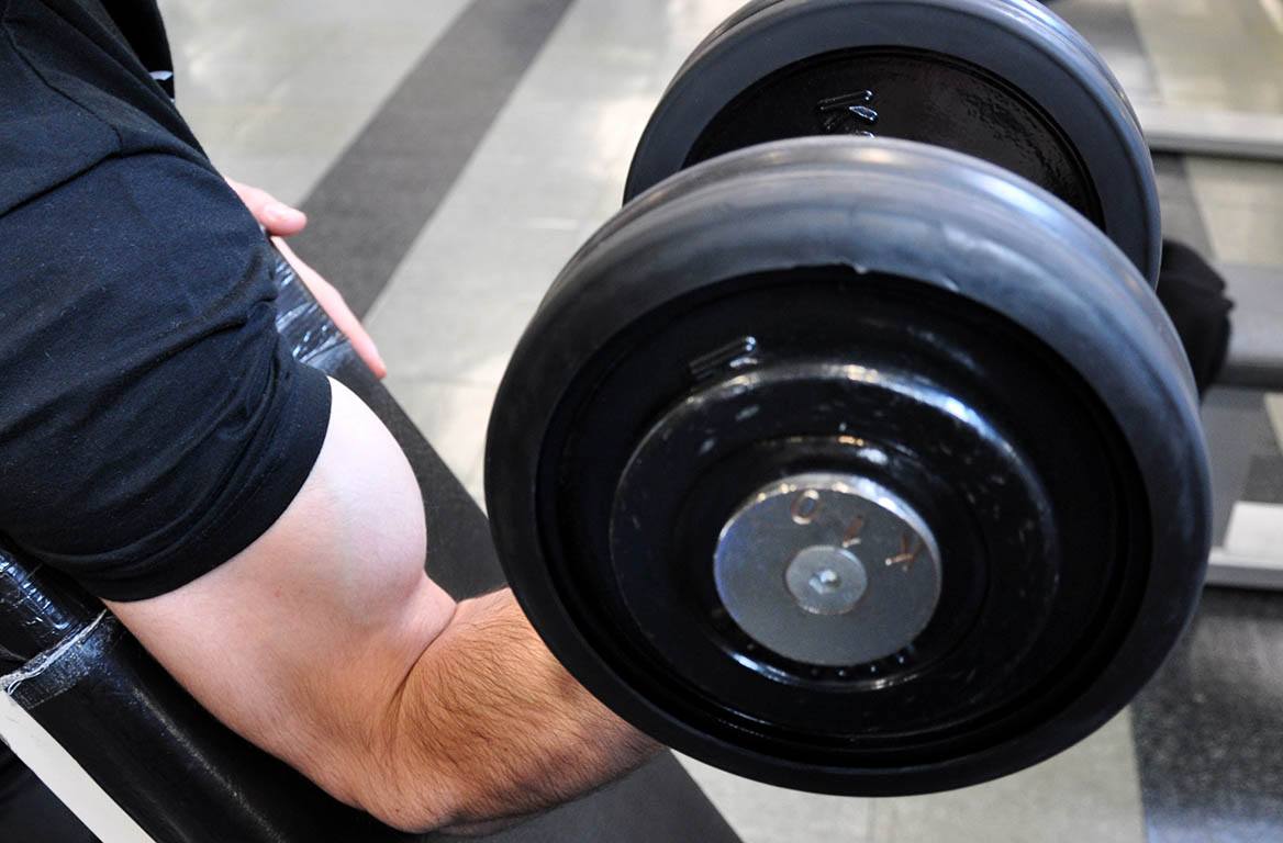 Curl pupitre avec un haltère – One-arm preacher curl