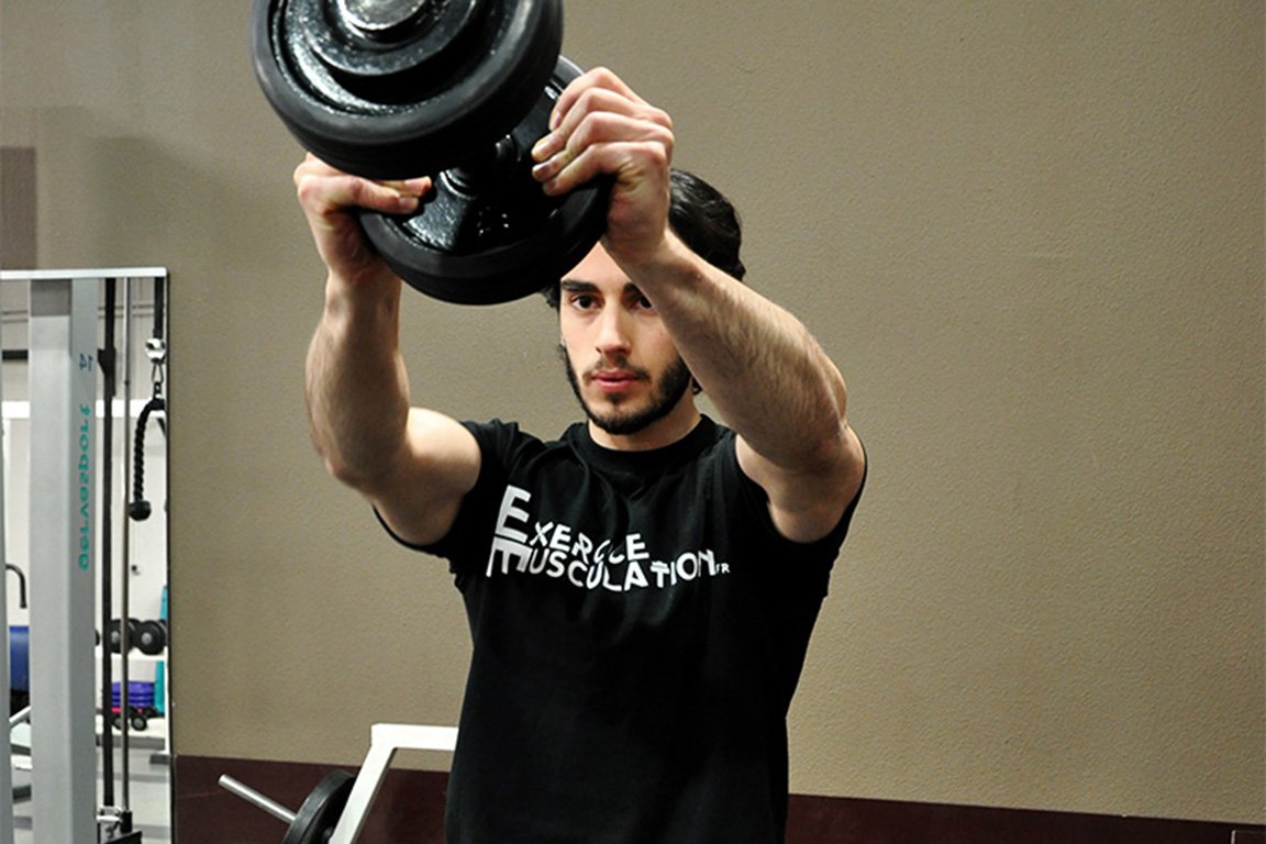 Élévation frontale avec un haltère - Single dumbbell raise