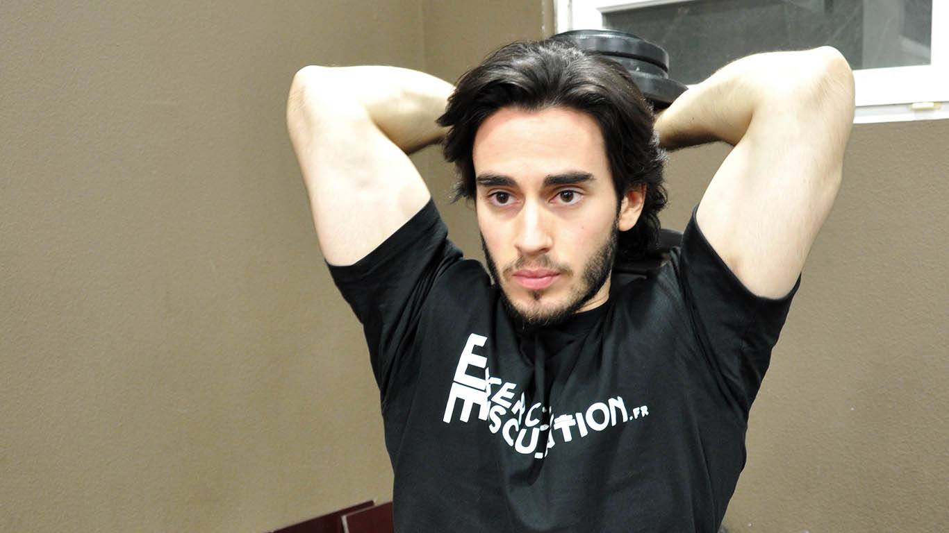 Extension verticale à deux mains avec un haltère - Seated triceps press
