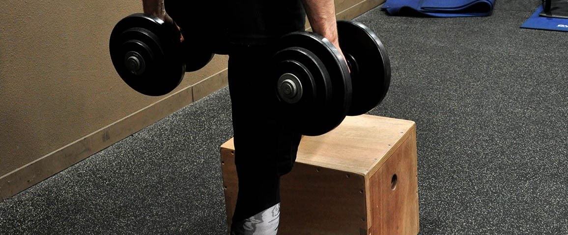 Montées sur banc avec haltères - Dumbbell step-ups