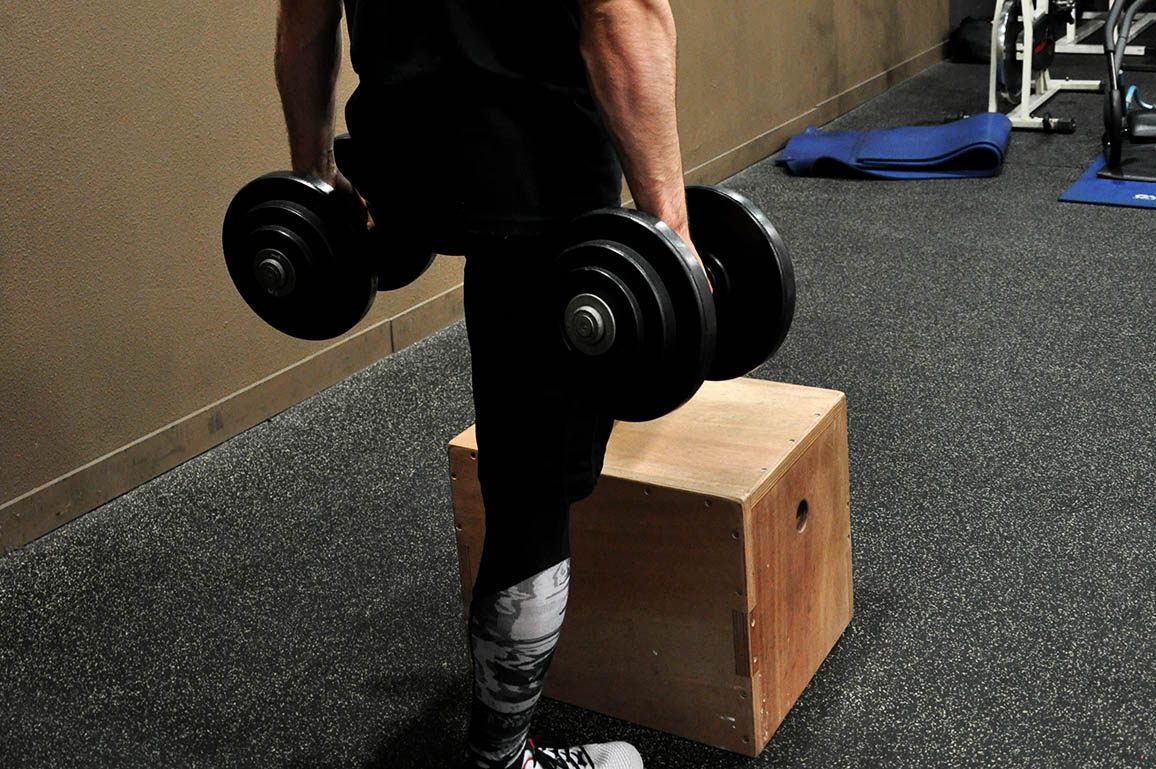 Montées sur banc avec haltères - Dumbbell step-ups