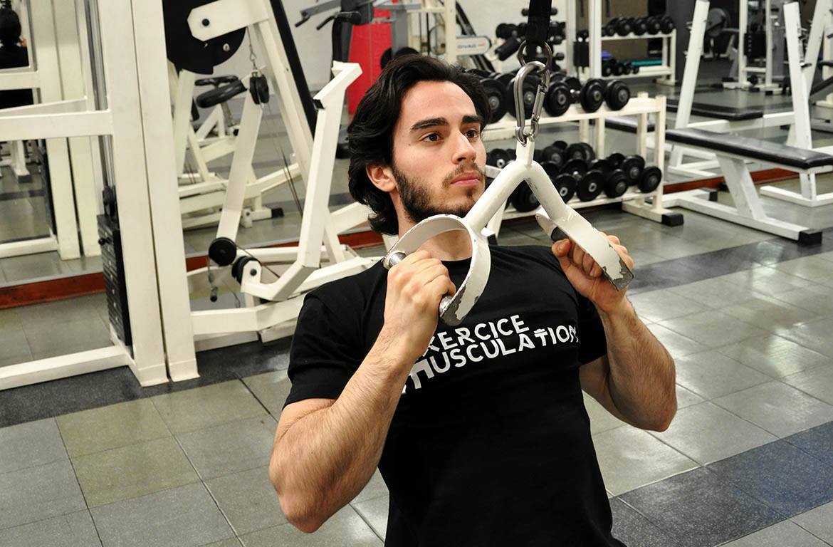 Tirage vertical prise serrée – V bar pulldown