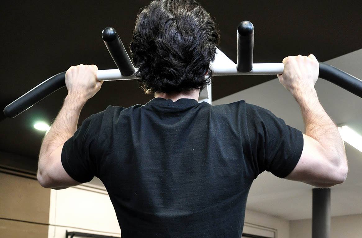 Chin-ups : comment faire les tractions en prise supination