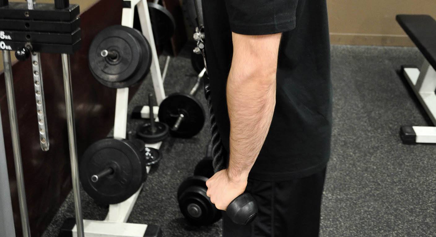 Extension triceps poulie haute à la corde – Triceps pushdown rope attachment