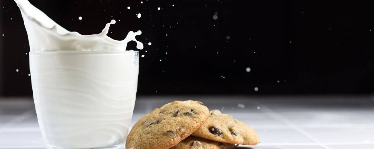 Un verre de lait et un cookie