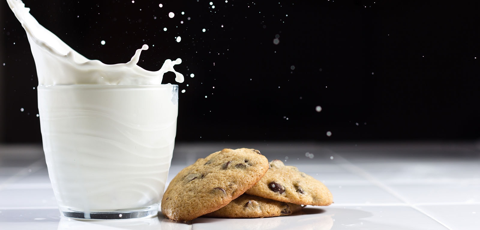 Un verre de lait et un cookie