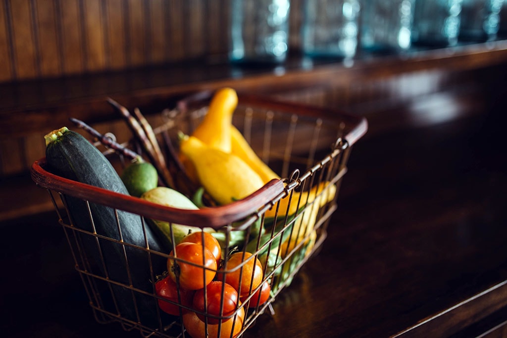 Un cadi de courses, avec des fruits et des légumes