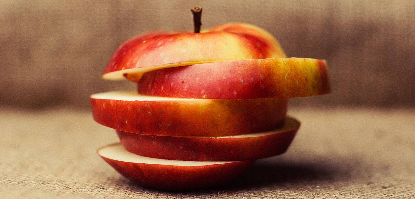 Une pomme coupée en plusieurs tranches - Une de mincir pour retrouver la forme