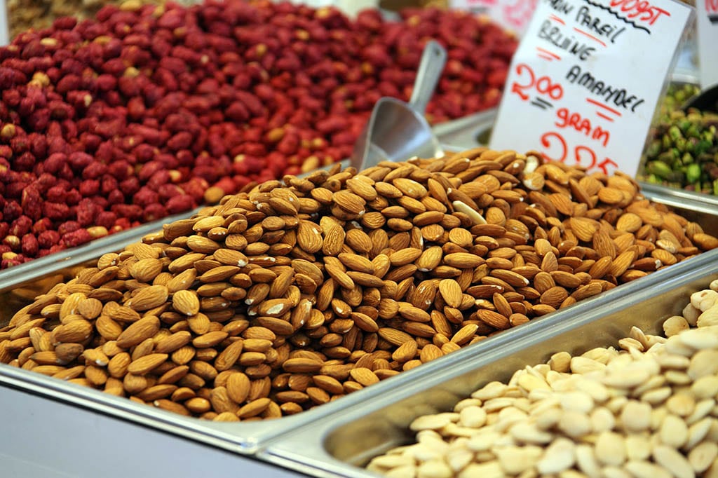 Des amandes sur une étale. Elles sont une des nombreuses sources de bon gras.