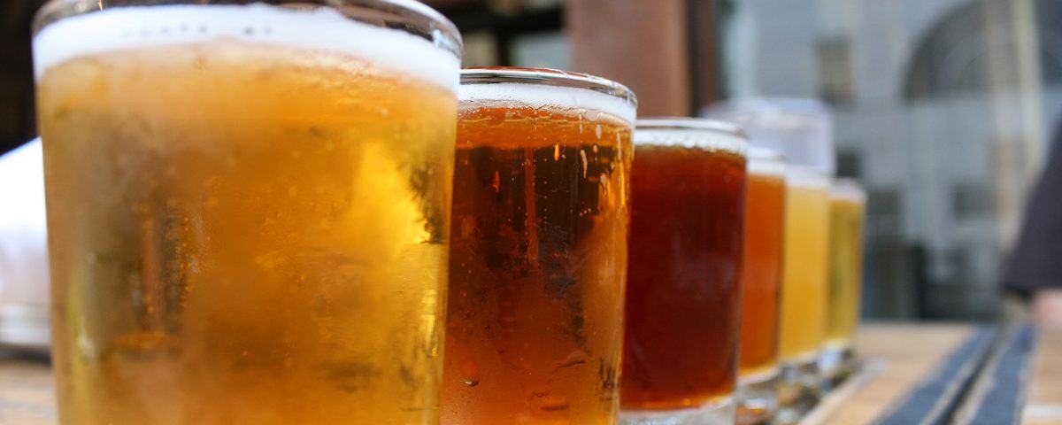 Alcool - Des pintes de bière alignées