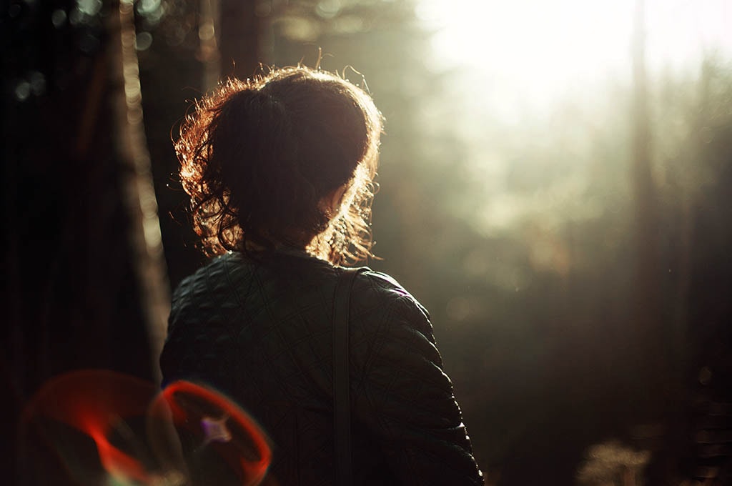 Femme face au soleil