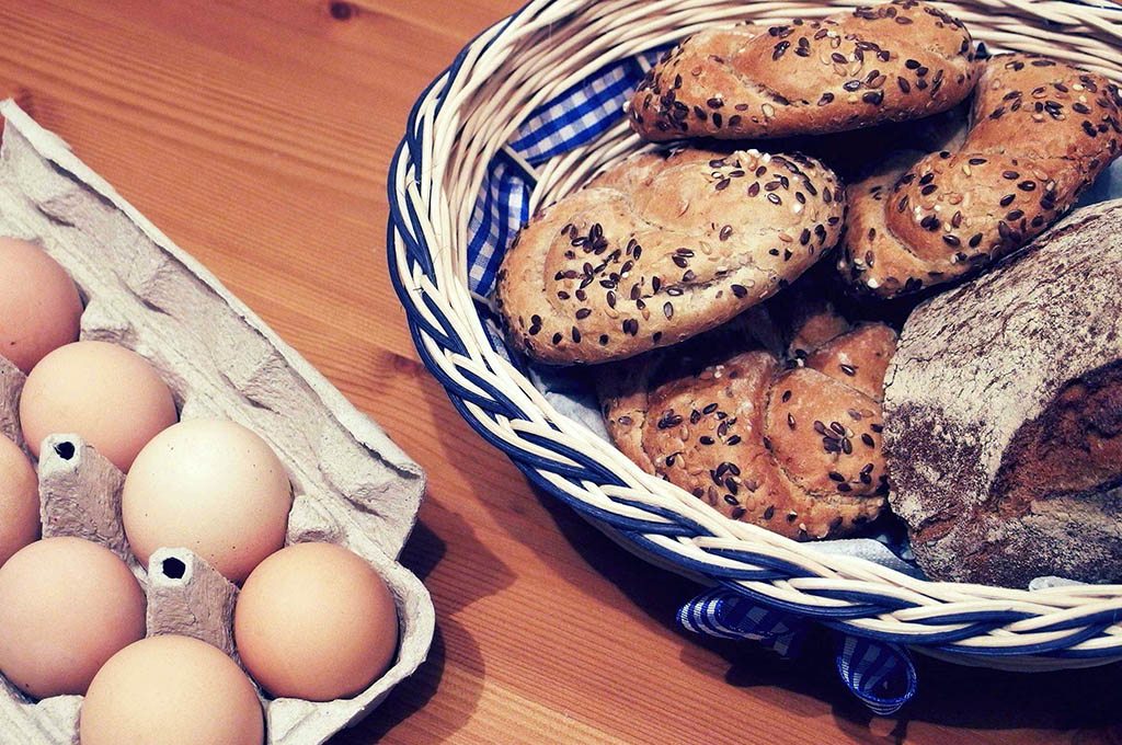 Corbeille de pains et boite d'oeufs