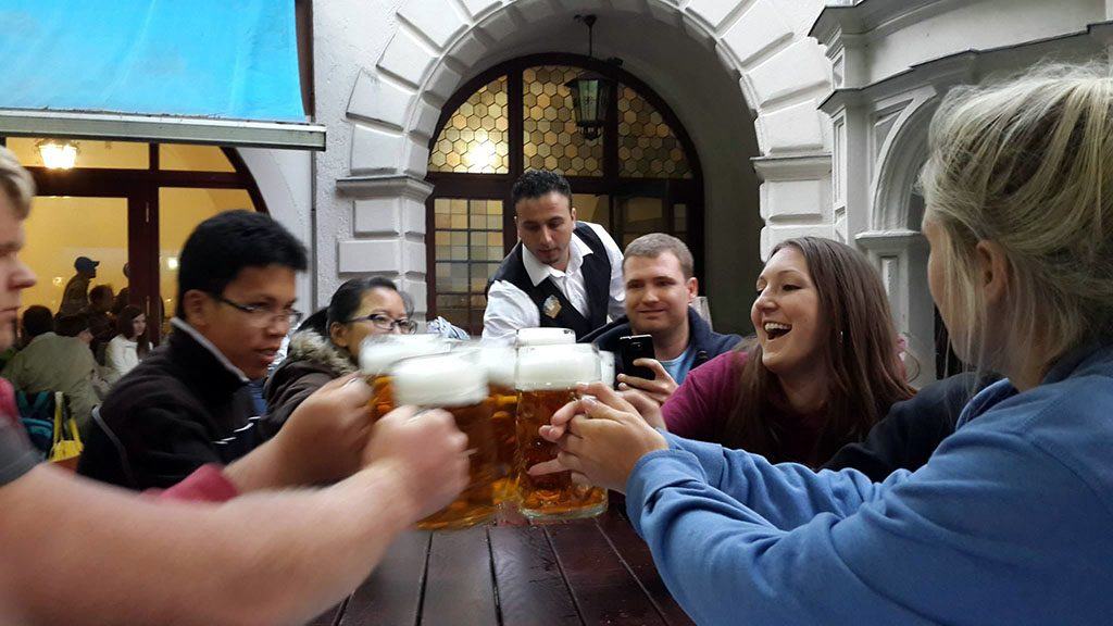 Des personnes trinquent avec de la bière