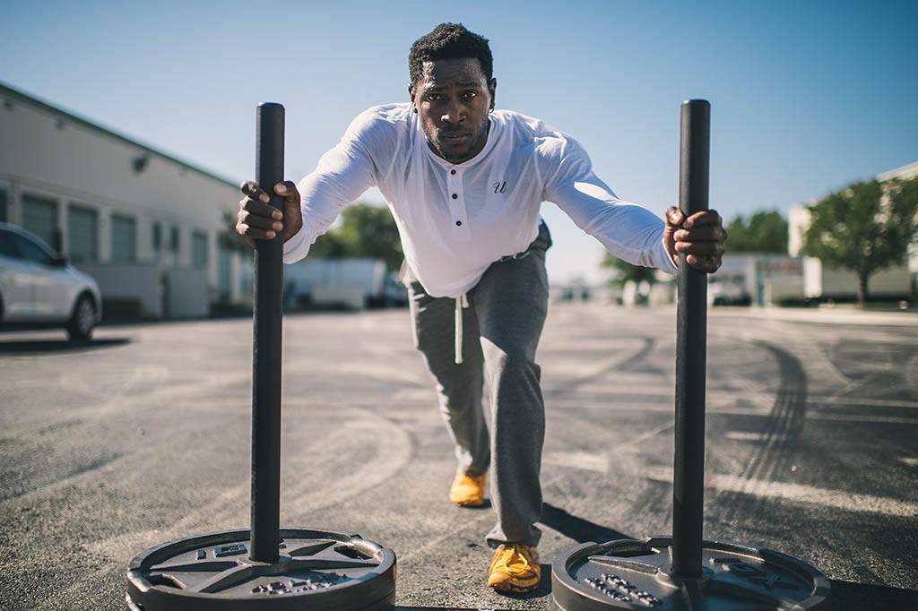 Un homme pratique le hiit