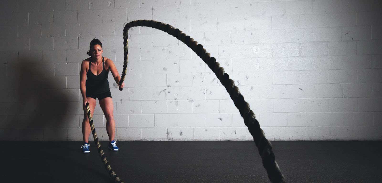 Une femme pratique le HIIT