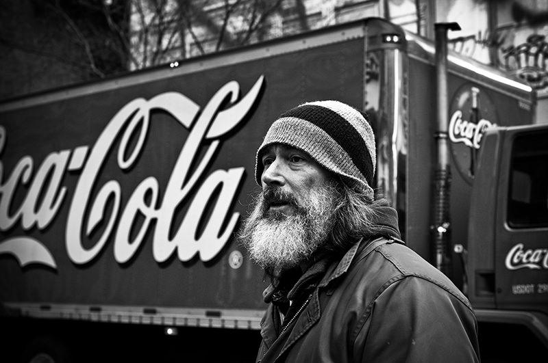 Photo noir et blanc de Gilles Lartigot à New-York devant un camion coca-cola