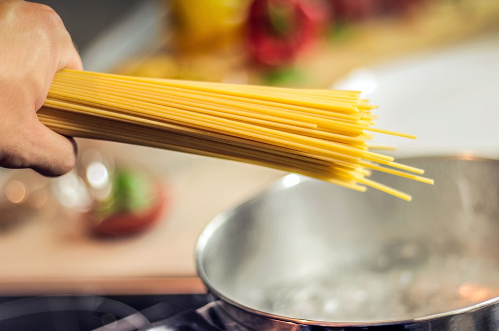 Poignée de spaghettis juste avant de les mettre à cuire